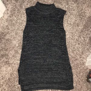 Long sleeveless top